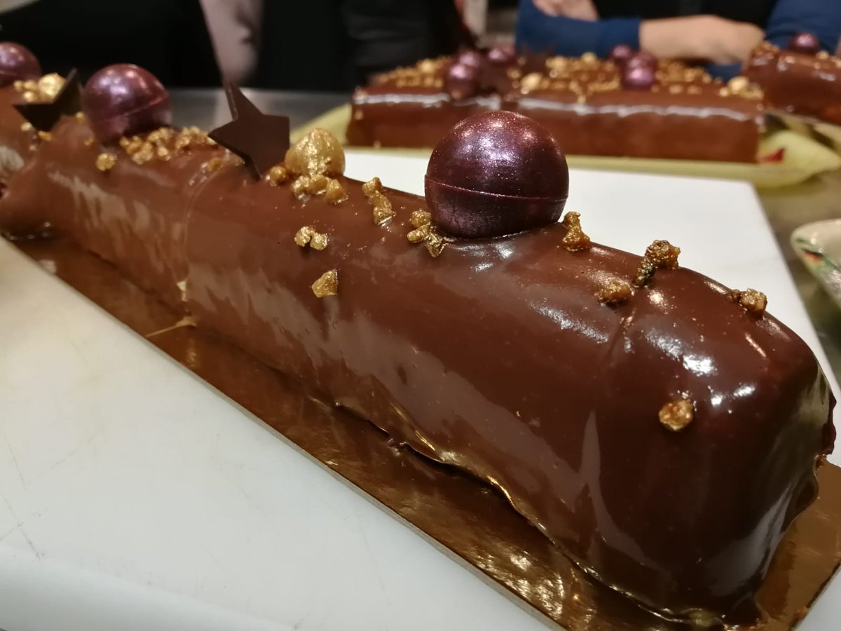 Antoinedulin's tweet photo. Un réveillon de #Noel sous le signe de l'hospitalité et de la fraternité aux  #escalessolidaires @HabitatetHumani @grandlyon avec les délicieuses b��ches @PaulBocuse
 Joyeux Noël à tous !
Qu'il soit l'occasion de nous tourner vers les plus fragiles. https://t.co/jK1JfGM6hY