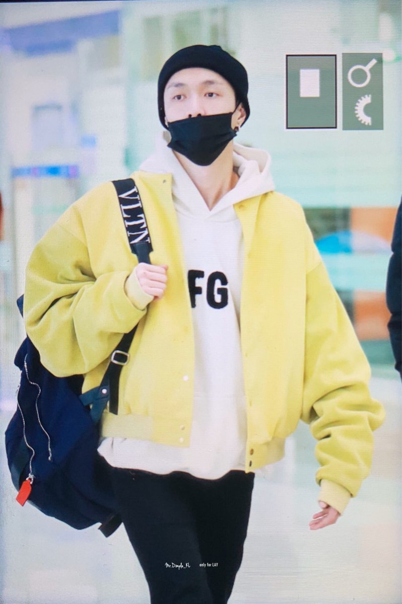 B_santy_Hyun's tweet image. ..and then, when Yixing went back to China, he was wearing Baekhyun's jacket 🥺