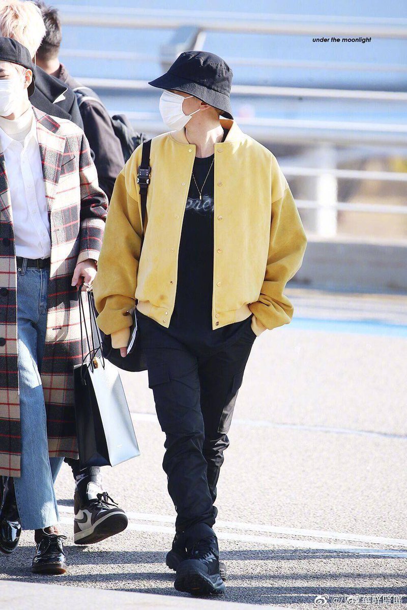 B_santy_Hyun's tweet image. ..and then, when Yixing went back to China, he was wearing Baekhyun's jacket 🥺