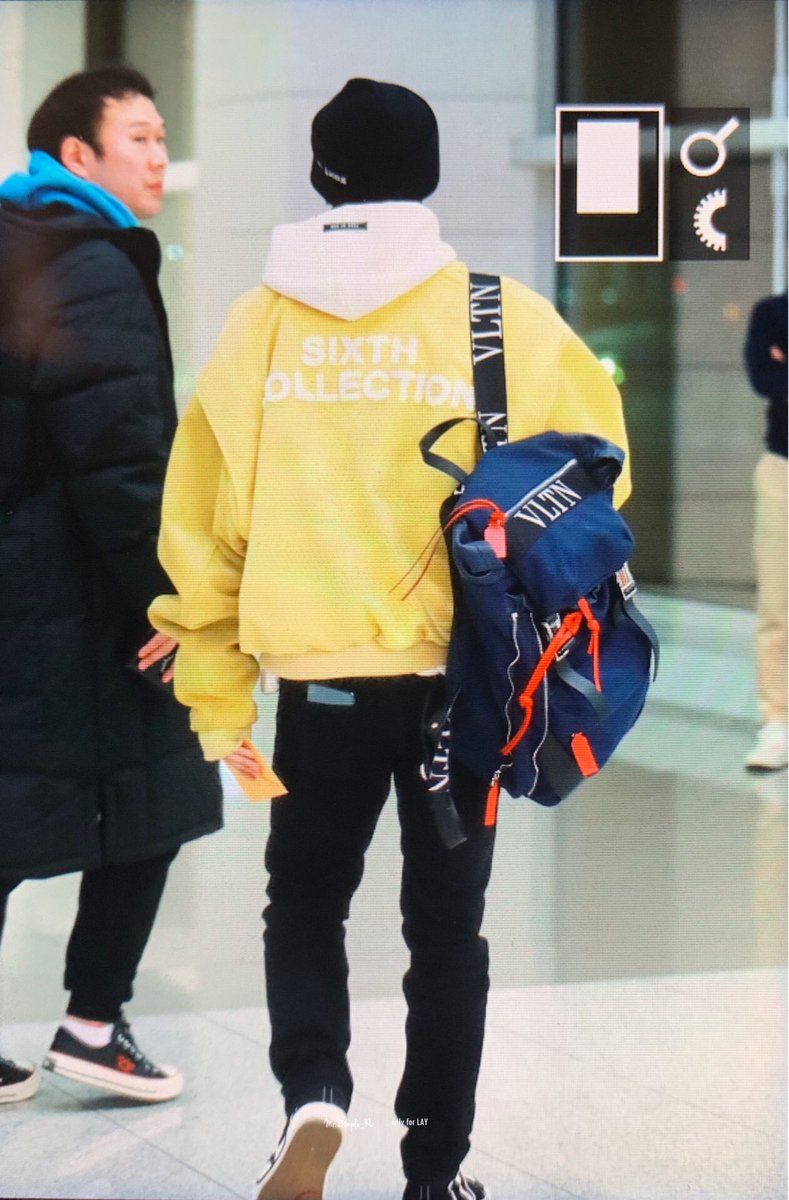 B_santy_Hyun's tweet image. ..and then, when Yixing went back to China, he was wearing Baekhyun's jacket 🥺