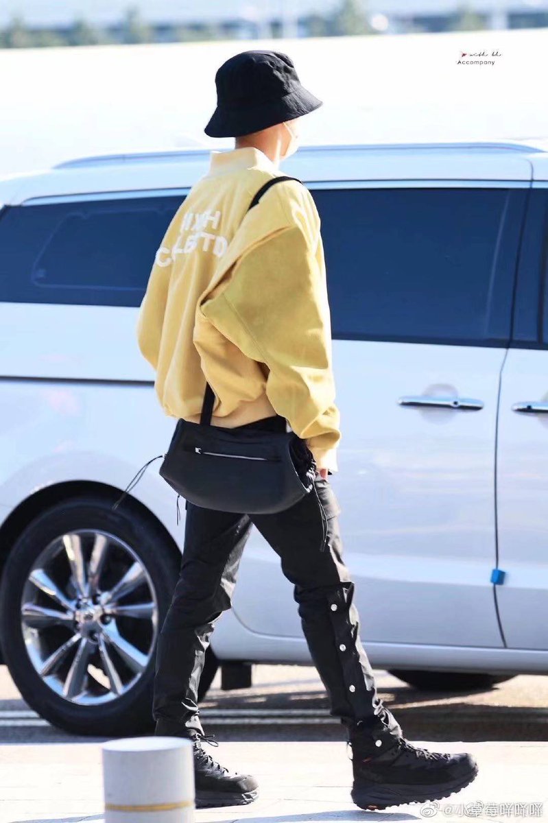 B_santy_Hyun's tweet image. ..and then, when Yixing went back to China, he was wearing Baekhyun's jacket 🥺