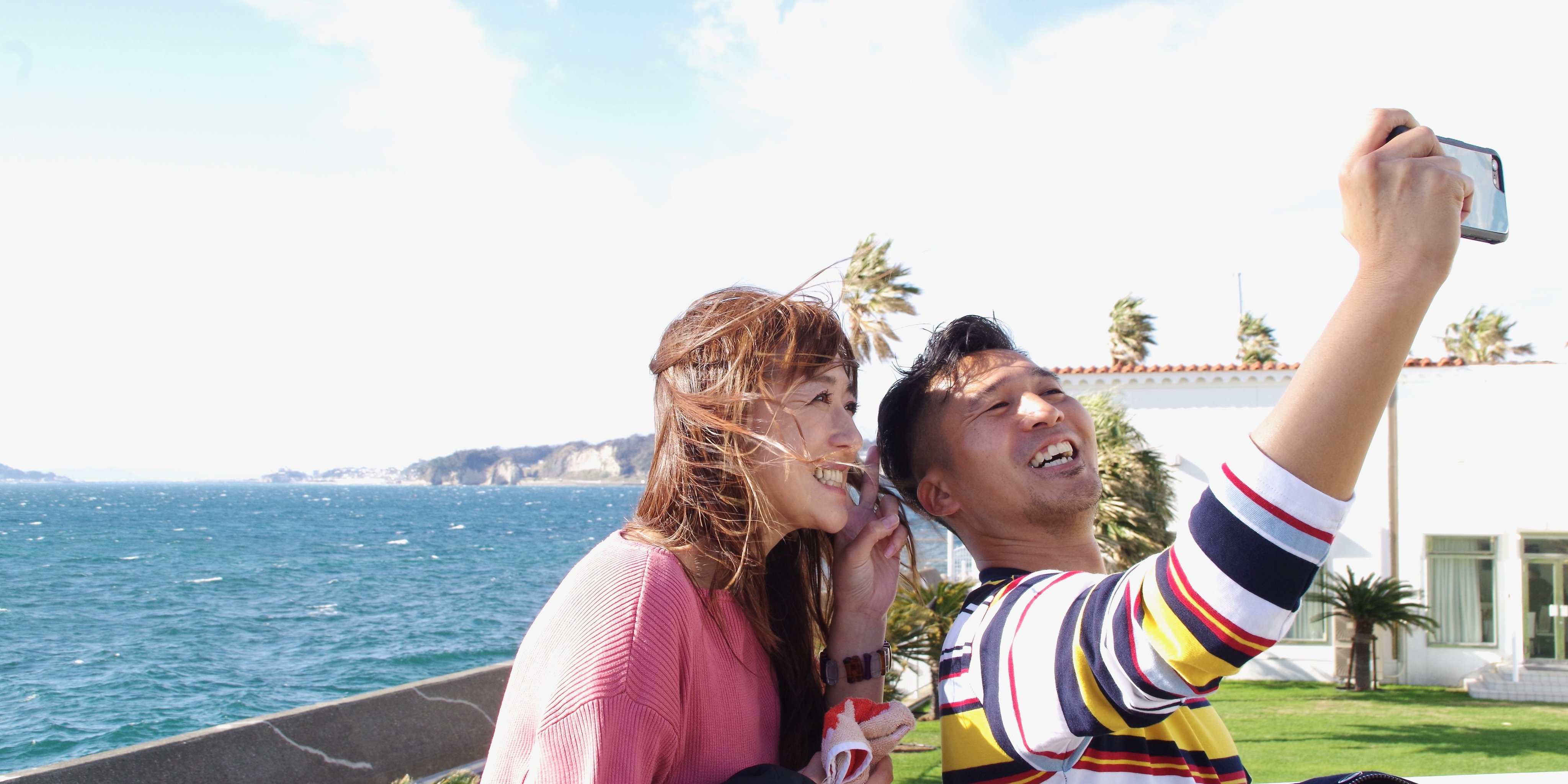 柴田　妻 絶景をバックに記念撮影をするお2人🤩 こんなところで結婚式が挙げられたらステキですよね～❤️  「もう、ここにします…！」 と、シバルさんが即決で式場を決めたのもうなずけます😜 #本当に #あくまでも #本妻という体 #柴田聡 #鈴木 ...