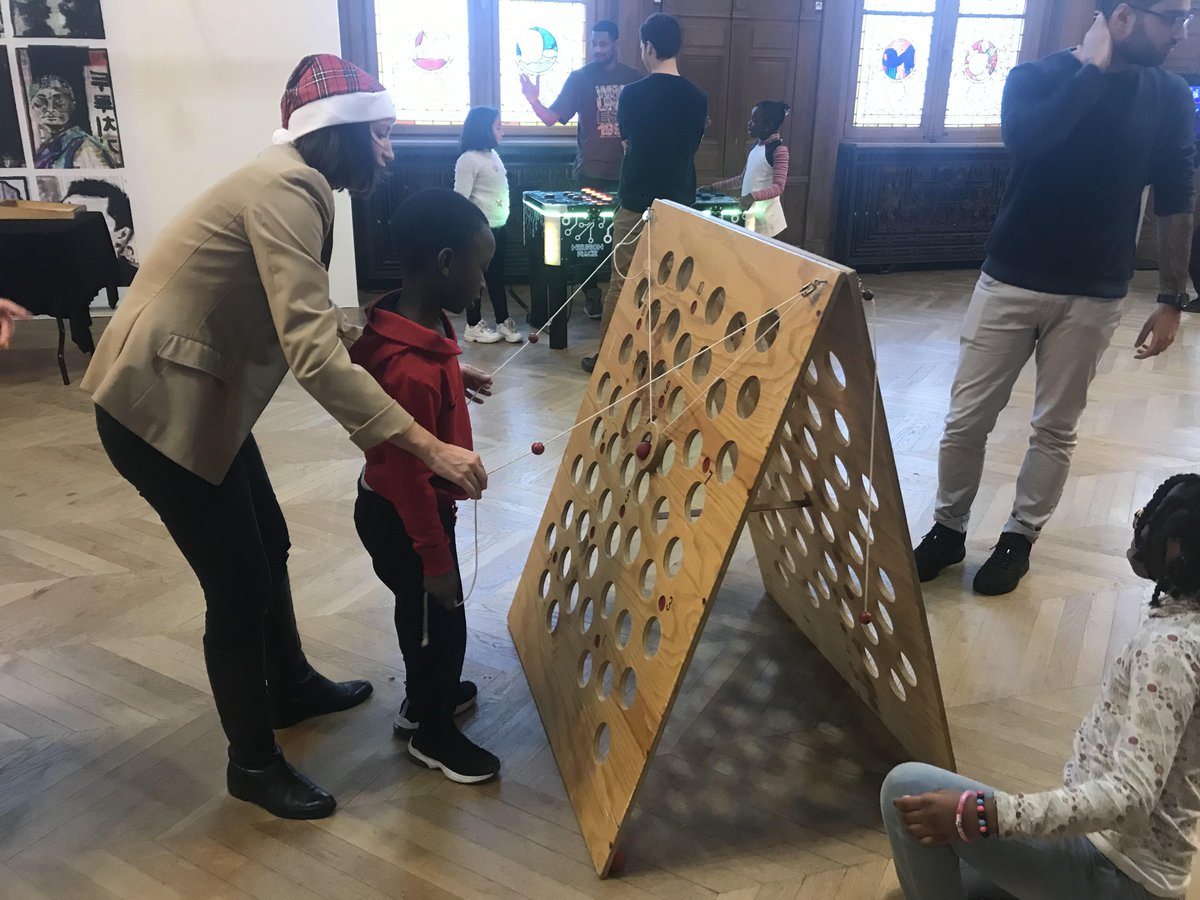 Merci à Century 21 et à la mairie du 12 éme arrondissement de Paris d'avoir invité quelques enfants sages de l'AFP 18 pour une remise de cadeaux. 
Nous vous souhaitons à tous un Joyeux Noel 😄