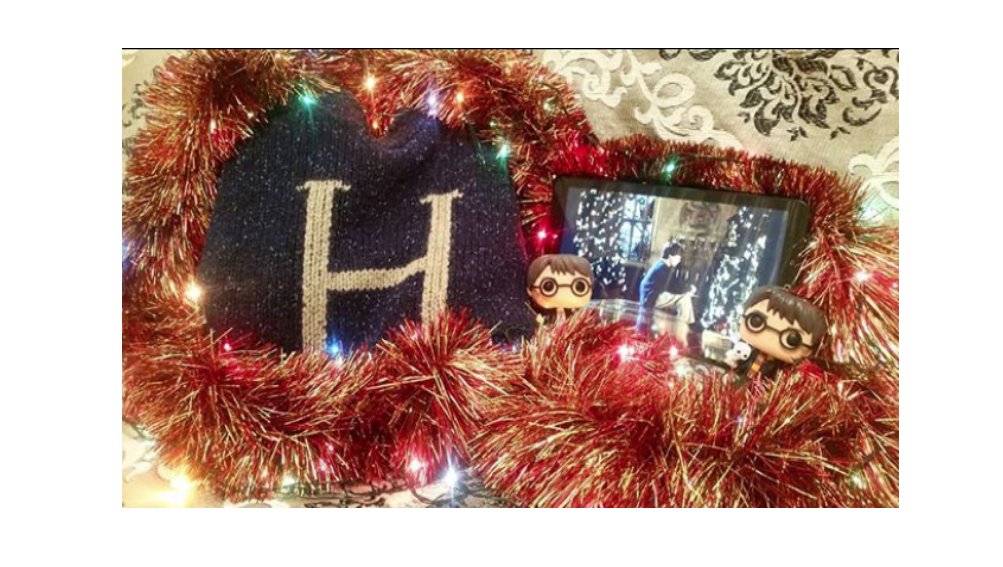 lochavenint's tweet photo. 🎄 Merry Christmas from the Lochaven team 🎄

Mrs Weasley has been working hard all December to make today special 🧙⚡

Huge thanks to @potterheadkseniya for this magically festive snap 😍

#potterxmas #harrypottergifts #MrsWeasley #xmasday #wizardingholidays #sweaterweather https://t.co/VP77xOOEOn