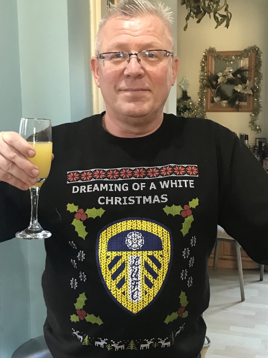 Merry Xmas to all my leeds family all over the world  cheers to the best fans in the world 🎄⚽️🏆🥂