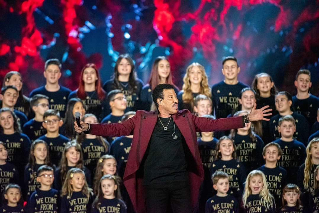 ConcertoNatale's tweet photo. 🎼Oggi alle 13.45 in replica su Canale 5 verrà trasmesso il Concerto di Natale in Vaticano. 

🎄Vi aspettiamo per rivivere insieme la magia del Natale!

#concertodiNataleinVaticano2019
#natale2019
#facciamorete
#amazzonia https://t.co/IAbicieCqO
