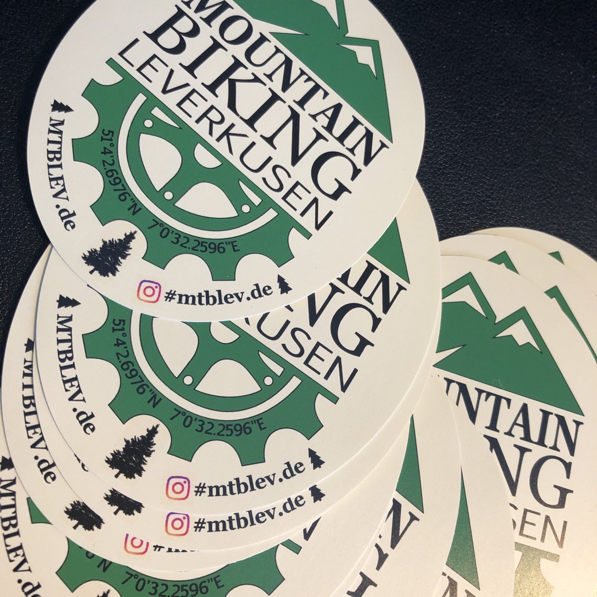 mtblev's tweet image. Auf besonderen Wunsch eines einzelnen Teilnehmers haben wir jetzt auch Aufkleber mit unserem Logo und unserer URL.

Dankbar hatder Schreiber dieser Zeilen diese Idee aufgenommen und einfach mal ein paar drucken lassen und bei unserem mtblev.de/jetzt-auch-mit…