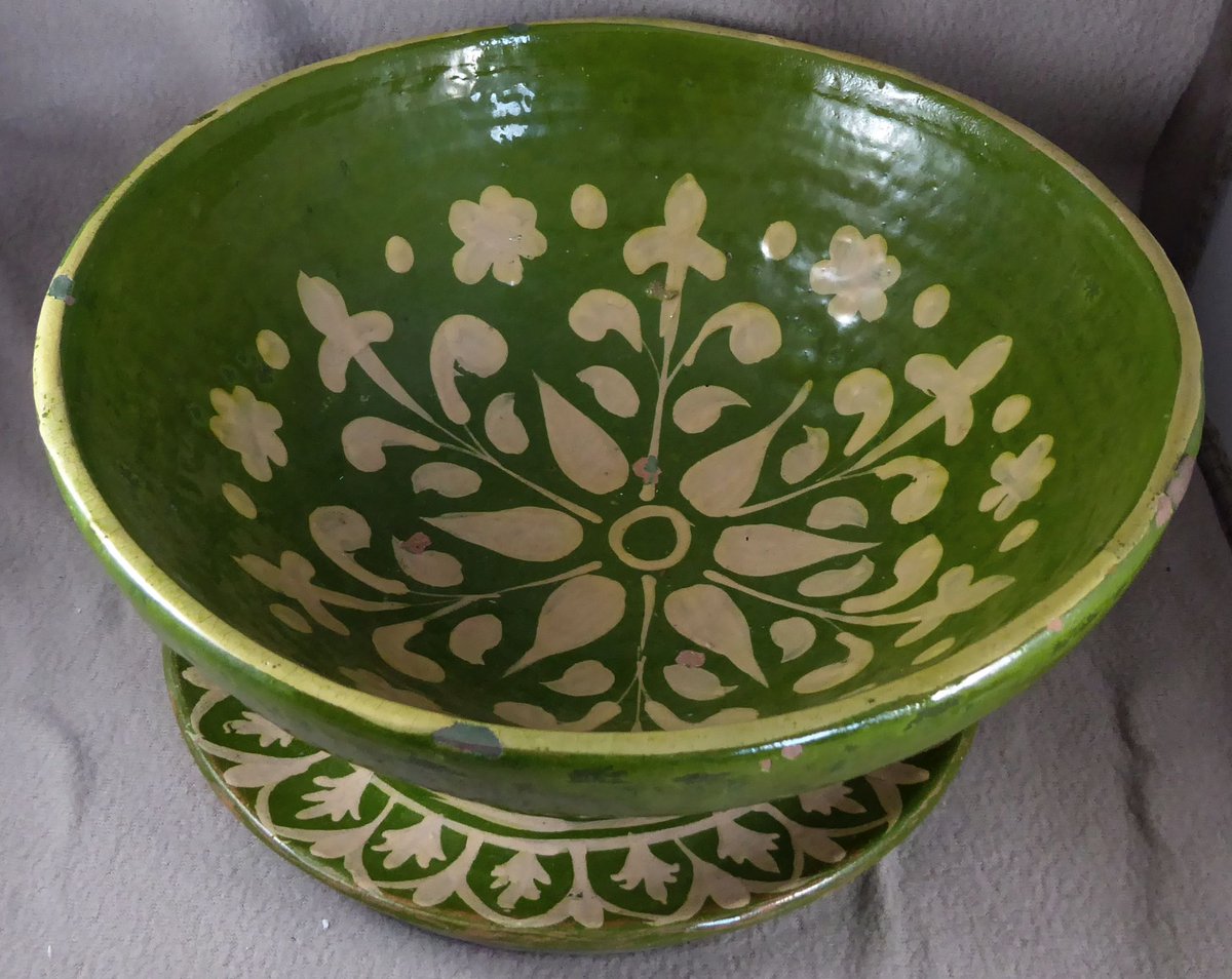penllyncolls's tweet photo. A Christmas conundrum. Can you identify the maker of this unusual studio pottery bowl and stand? https://t.co/m0DYVnE8bi
