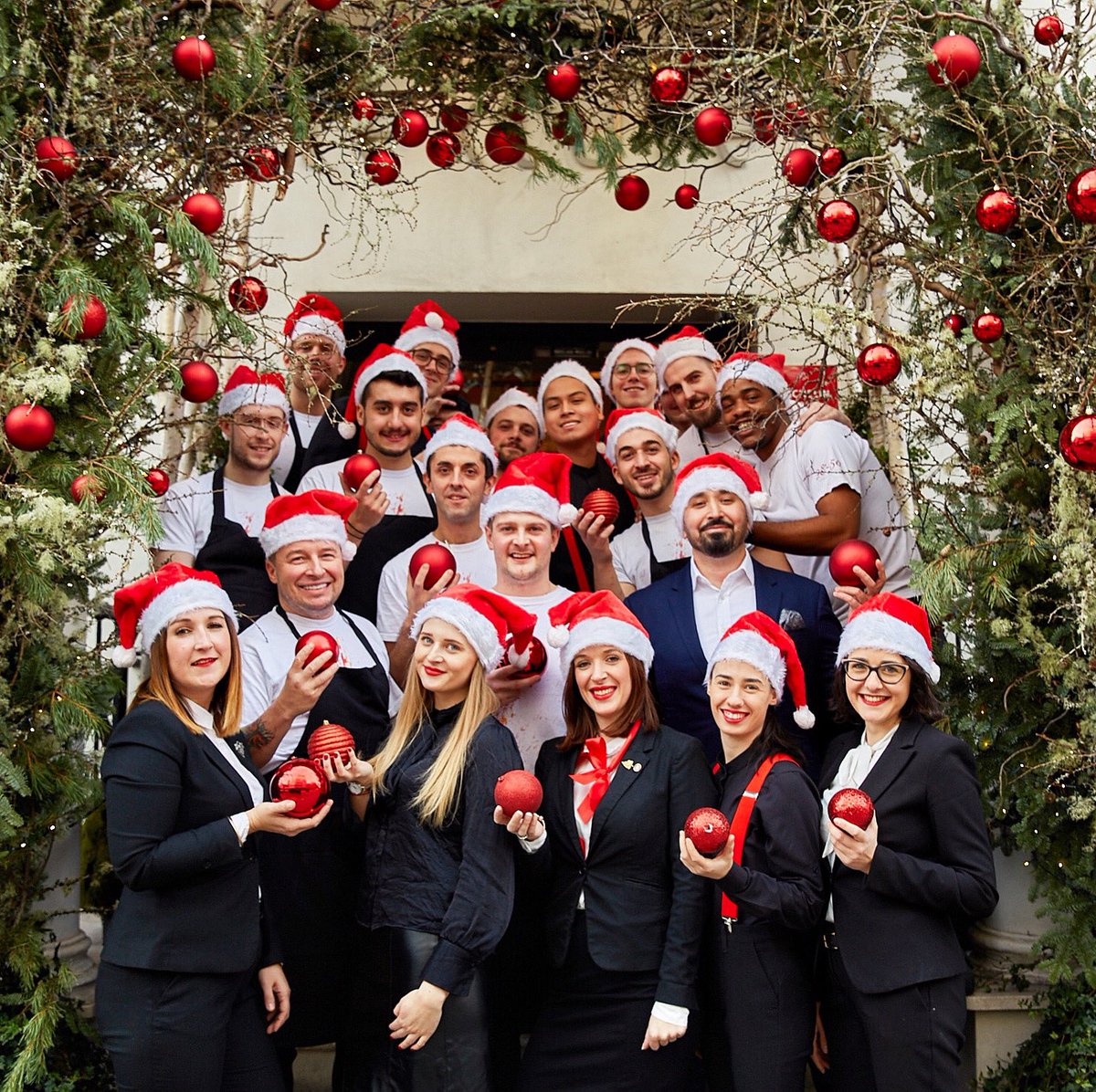Wishing everybody a merry, Michelin-star #Christmas from all of us ! Spend today spreading joy and with your loved ones, best of luck to everybody working today! 🎄