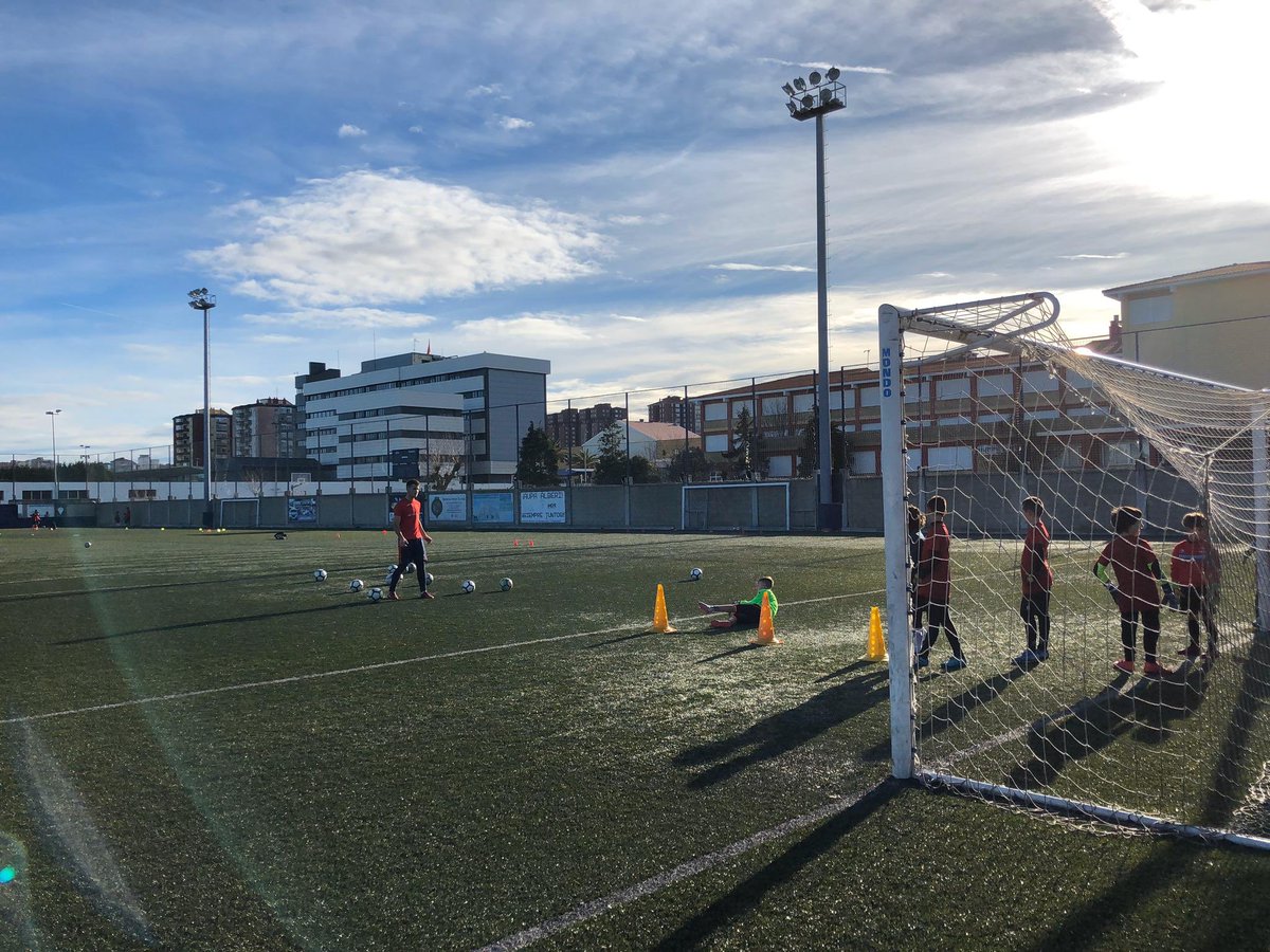 CampusBansander's tweet photo. Trabajo con los porteros en nuestro Clinic @CFBansanderOfic disfrutando de los días fantásticos ☀️ que estamos teniendo en Cantabria. #clinic #clubbansander #cfbansander https://t.co/MwKMXRQnRa