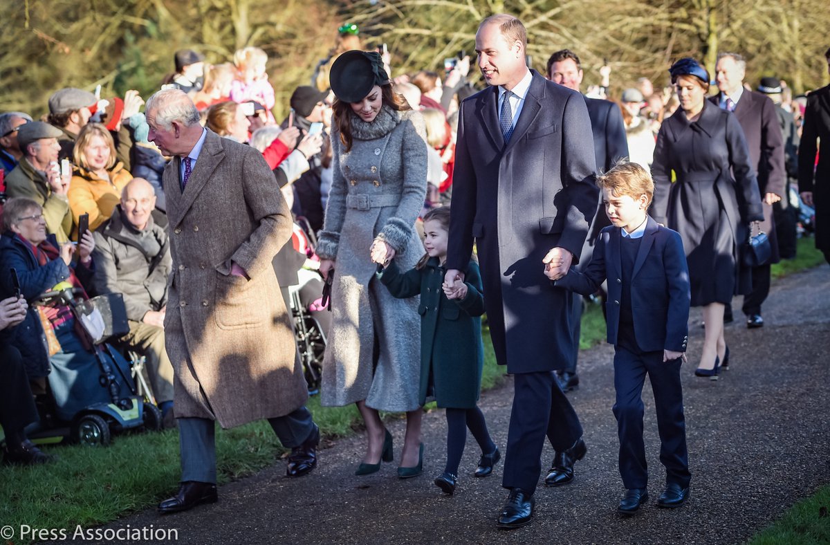 KensingtonRoyal's tweet photo. 🎄 Happy Christmas!

This morning The Prince of Wales, The Duke and Duchess of Cambridge, Prince George and Princess Charlotte joined Her Majesty The Queen and Members of the @RoyalFamily for the Christmas Day church service at St Mary Magdalene Church in Sandringham. https://t.co/cdhrh0OJub