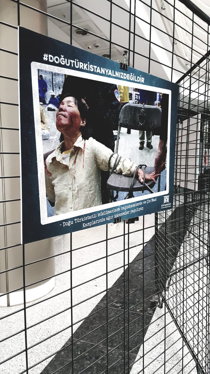 <a href="/hayygenclik/">Hayy Gençlik</a> ve @ktogrfiktasarim topluluklarımızın hazırlamış olduğu "#DoğuTürkistan Yalnız Değildir" sergimizin açılışı Rektörümüz Prof. Dr. Bayram Sade'nin katılımlarıyla gerçekleştirildi. Sergimizi 25-31 Aralık tarihlerinde Sosyal Tesisler Fuaye Alanında ziyaret edebilirsiniz.