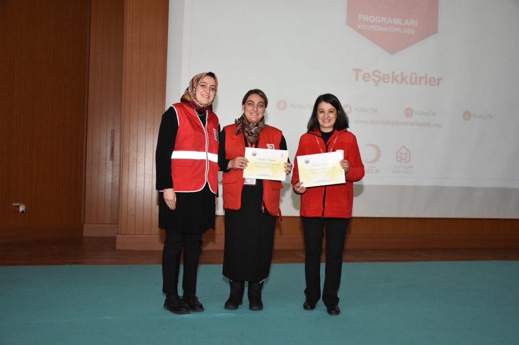 Gülhane Külliyesi Genç Kızılay Topluluğu olarak 18 Aralık Dünya Göçmenler Gününe özel düzenlediğimiz konferansımızda toplum merkezi vaka çalışanları Sayın Gülden Avcı ve Mehtap Durhan'ı okulumuz da ağırladık. Konferansımıza katılım gösteren herkese teşekkür ederiz. 💫🙏