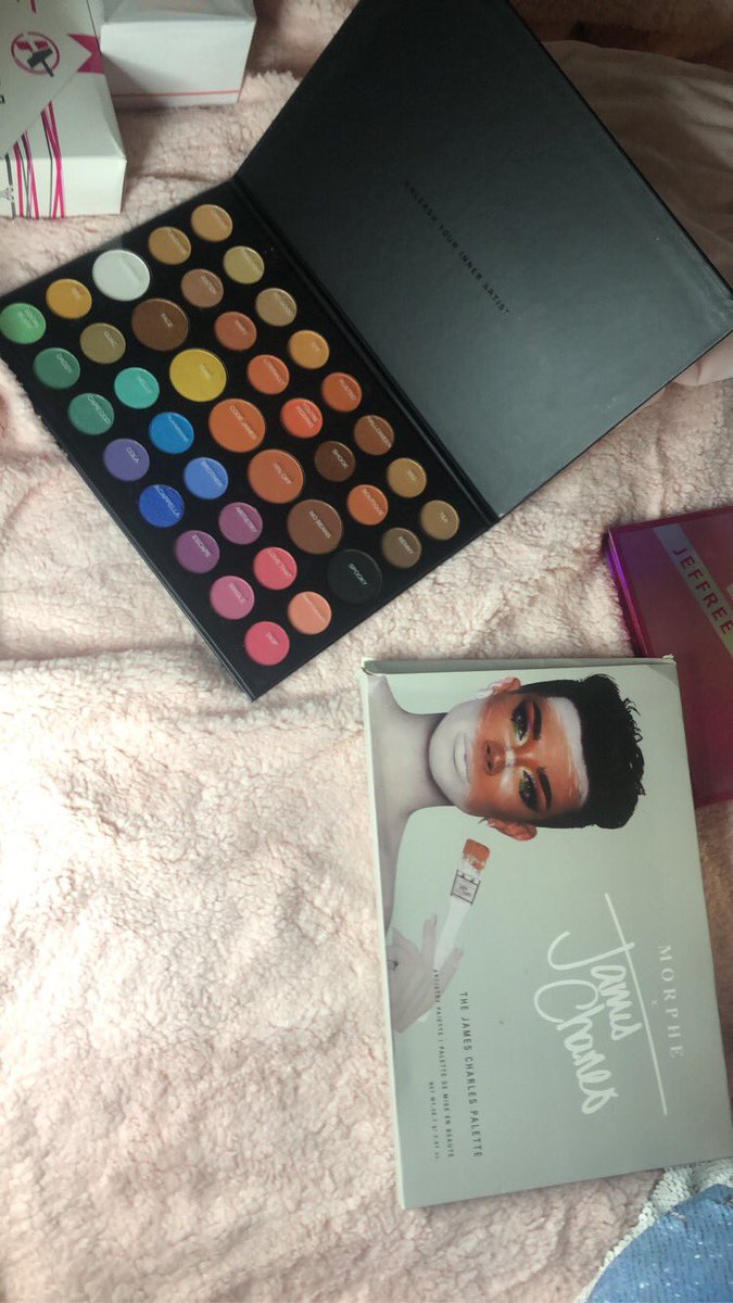elliemclean1's tweet photo. @jamescharles FINALLY! https://t.co/OKZ7rbzRbh