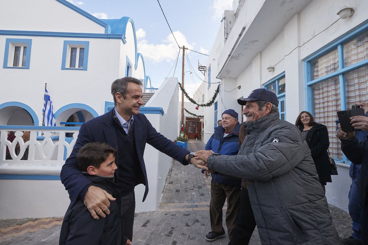 PrimeministerGR's tweet photo. Αυτά τα Χριστούγεννα θέλησα να βρεθώ δίπλα στους κατοίκους, το προσωπικό των Ενόπλων Δυνάμεων και τους στρατευμένους της ακριτικής Κάσου. Και να στείλουμε μαζί ένα μήνυμα αυτοπεποίθησης, υπερηφάνειας και ανταλάντευτης υπεράσπισης των κυριαρχικών μας δικαιωμάτων. Χρόνια πολλά! https://t.co/rMTWQ0seDq