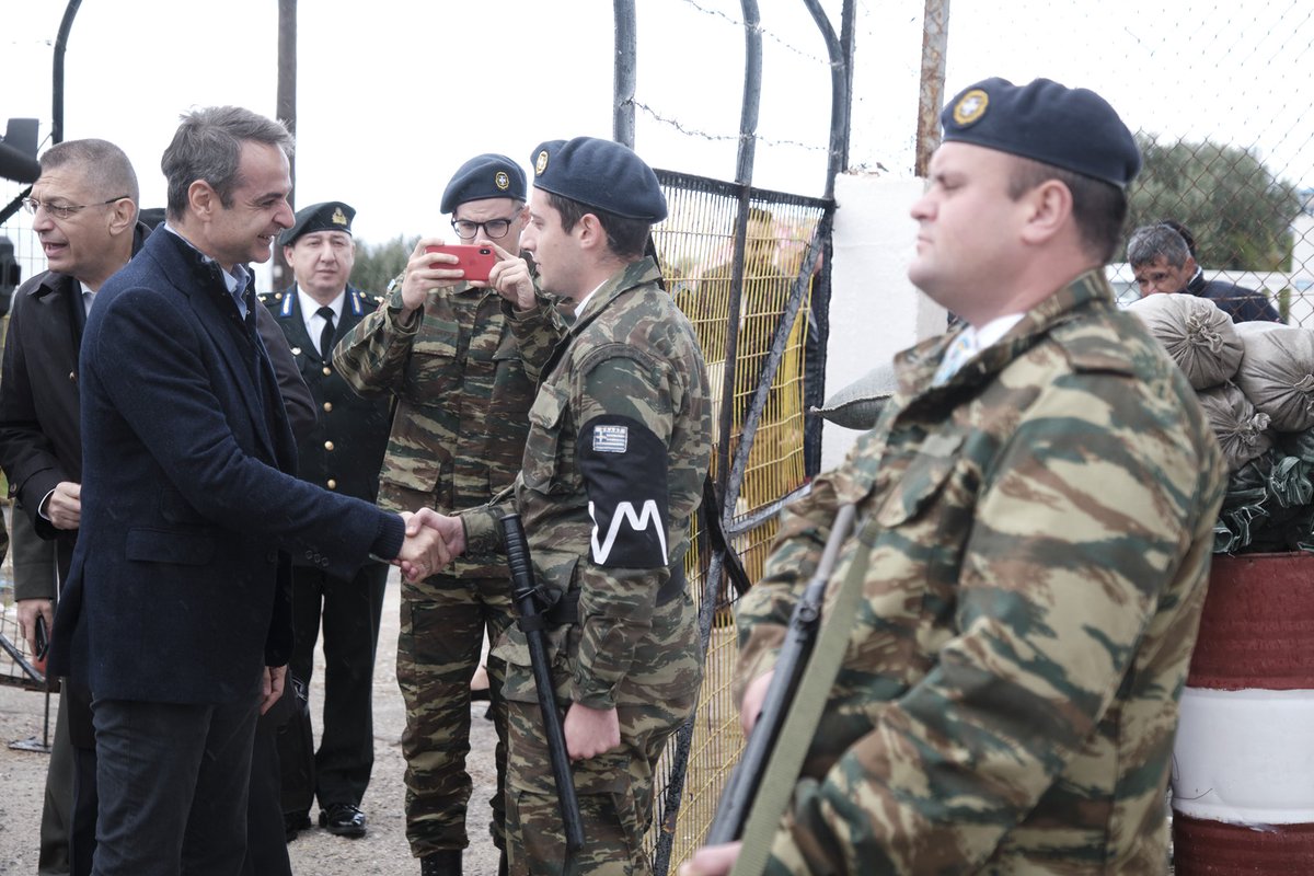 PrimeministerGR's tweet photo. Αυτά τα Χριστούγεννα θέλησα να βρεθώ δίπλα στους κατοίκους, το προσωπικό των Ενόπλων Δυνάμεων και τους στρατευμένους της ακριτικής Κάσου. Και να στείλουμε μαζί ένα μήνυμα αυτοπεποίθησης, υπερηφάνειας και ανταλάντευτης υπεράσπισης των κυριαρχικών μας δικαιωμάτων. Χρόνια πολλά! https://t.co/rMTWQ0seDq
