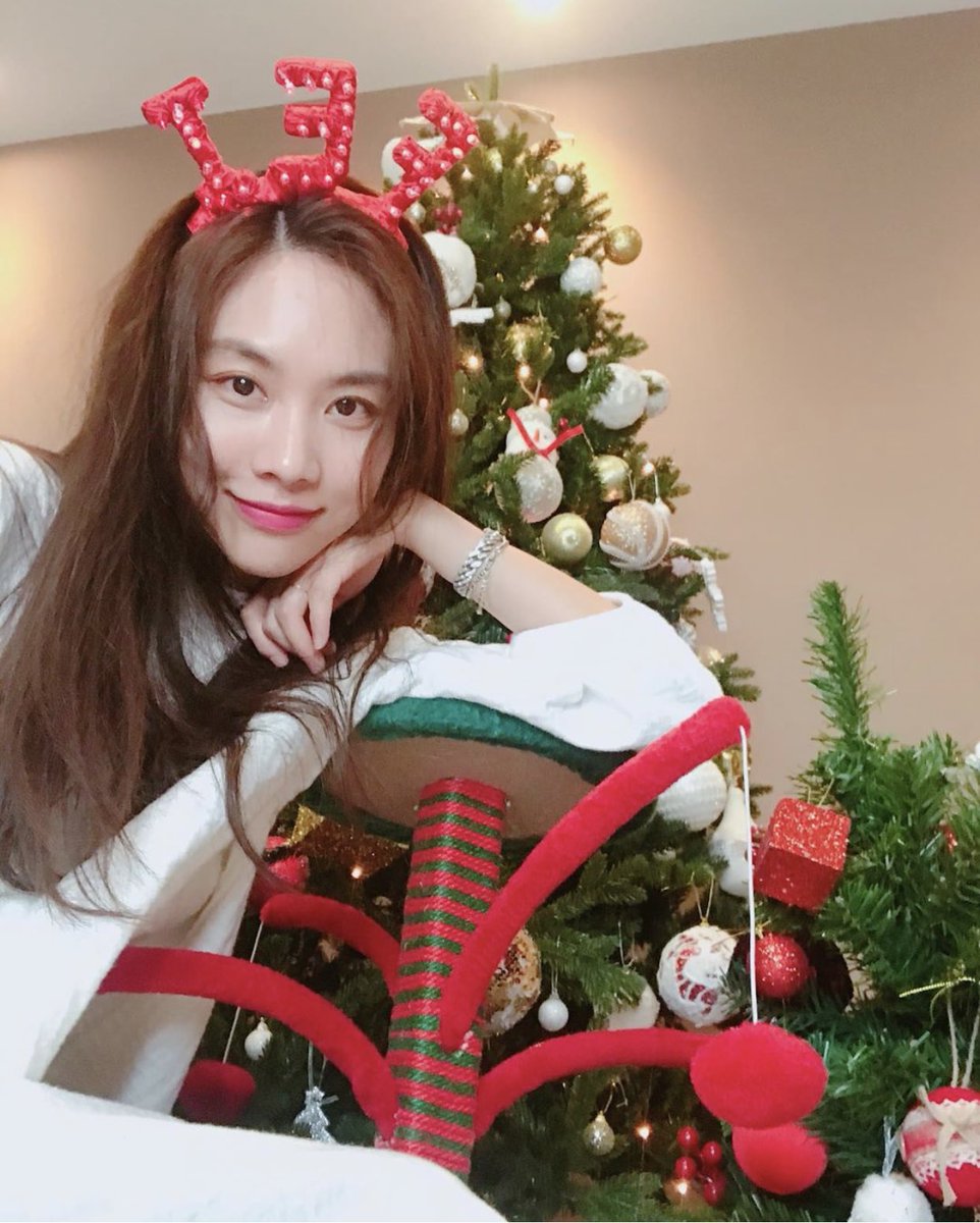 feiarchive's tweet photo. 191225 ig update “Merry Christmas 🎄🎅 #圣诞快乐 🎁” https://t.co/VPBUM7Gawf