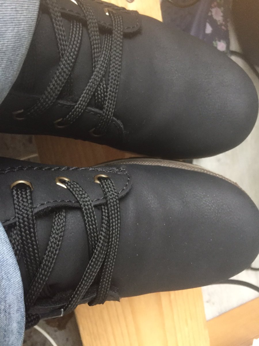 QueenMandjago's tweet photo. Damit ich nicht weiter meine #Treter trage, bis sie auseinander fallen,hat #Gatte mir neue #Schuhe unter den #Baum gelegt,er weiß, ich hasse #SchuheKaufen und nun muss ich das auch erstmal lange nicht 😍 https://t.co/uQgIJtzqLY