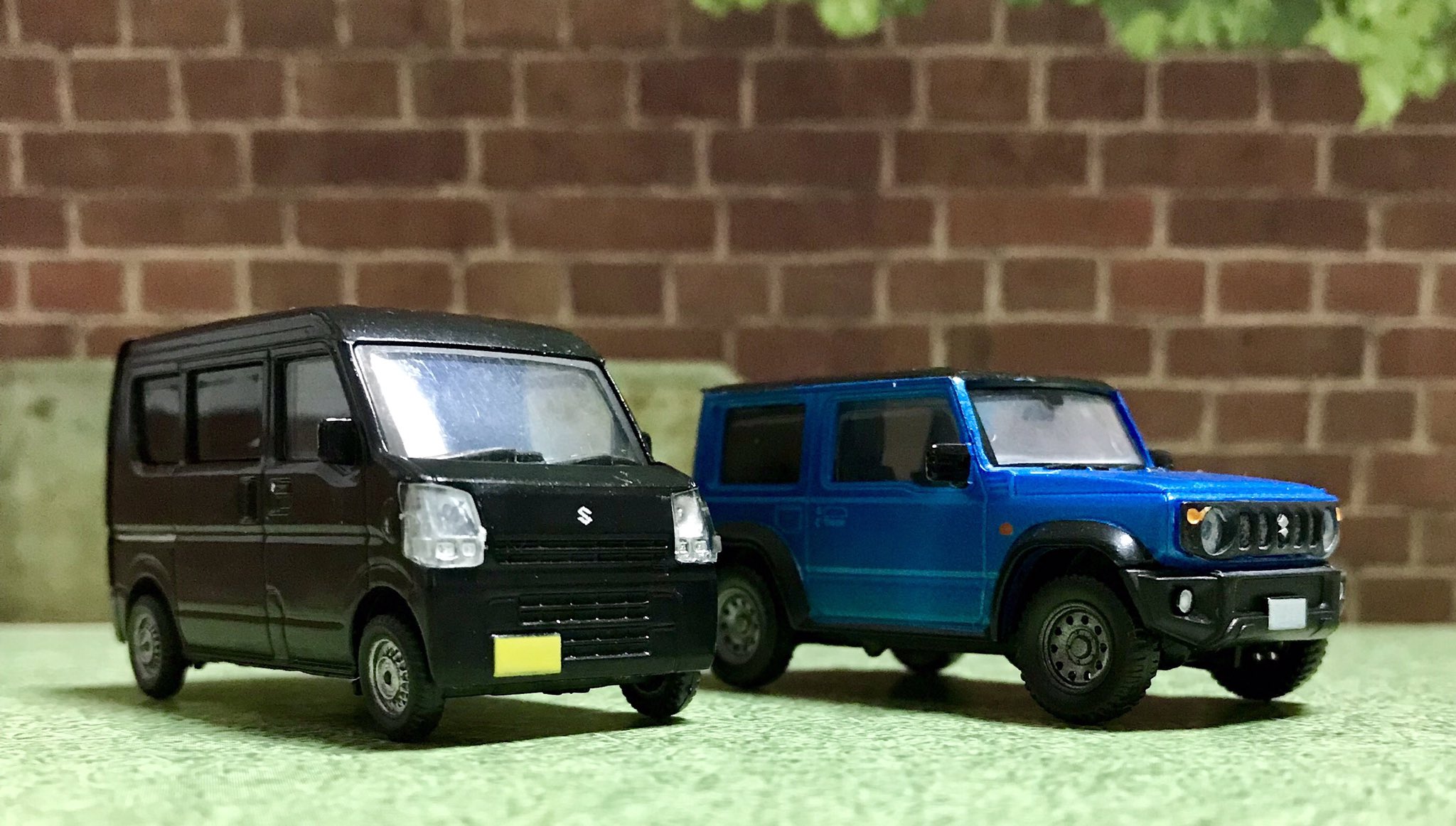 るの ガチャガチャで出たエブリィとジムニーがハイクオリティだったので 100均のミニチュア用背景壁紙で適当に写真撮ってみたー 中の座席まで作ってあって本当に細かい るの ガチャガチャで出たエブリィとジムニーがハイクオリティだったので 100均のミニチュア用背景壁紙で適当に写真撮ってみたー 中の座席まで作ってあって本当に細かい