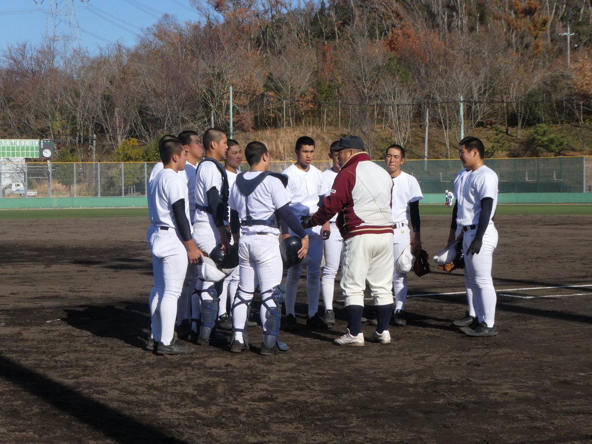 koshienno_hoshi's tweet photo. 秋の近畿大会準優勝の #大阪桐蔭 は強化練習中。ハードなメニューを次々にこなします。毎年2年生がおそろいのジャンパーを作るそうですが、今年は鮮やかな赤と青のジャンパーができあがりました。それを見た西谷浩一監督は一言。「キューバ代表みたいやな」。でも選手たちはお気に入りです！（米） https://t.co/EN2b0HfChd