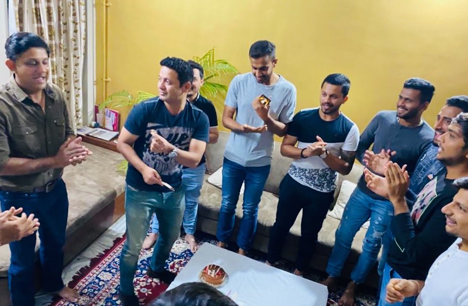 anand__desai's tweet photo. 😊👍Yesterday my son in law @BhargavMerai &amp; my daughter @bhaktidesai_14 had a wonderful opportunity to host a dinner for @GujaratRanji Team along with •Coach Sainath Bahutule• and Captain Parthiv Patel @parthiv9 @ my Home-Surat.

Also celebrated🎂💐@piyushchawla024 ‘s birthday. https://t.co/Wng10oUe6w