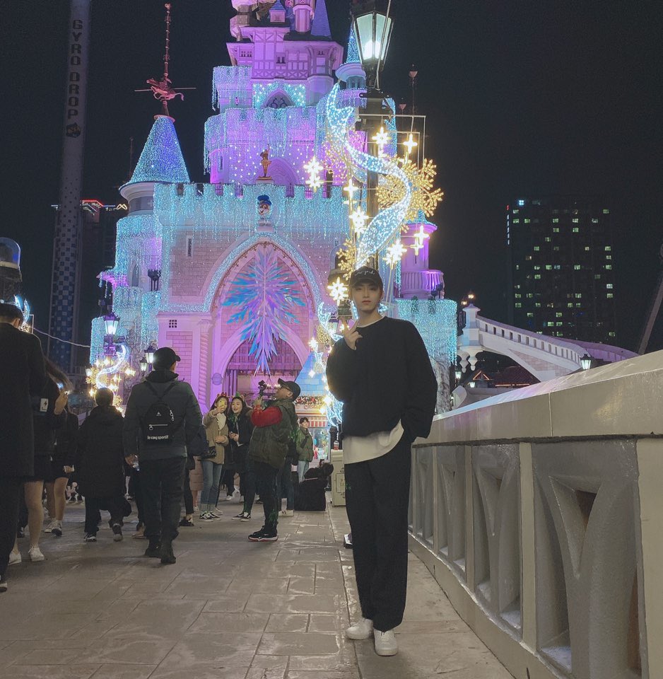 official_ONEUS's tweet photo. [#시온]
달님들 메리크리스마스🎄❤️🌙 저는 눈치게임 실패했어요ㅠㅠ 그래도 크리스마스 분위기 엄청 느끼는 중~🎄 추우니까 감기 조심하구!! 오늘도 많이 사랑해 달님들🌎❤️🌙 https://t.co/HUGOPecZL7