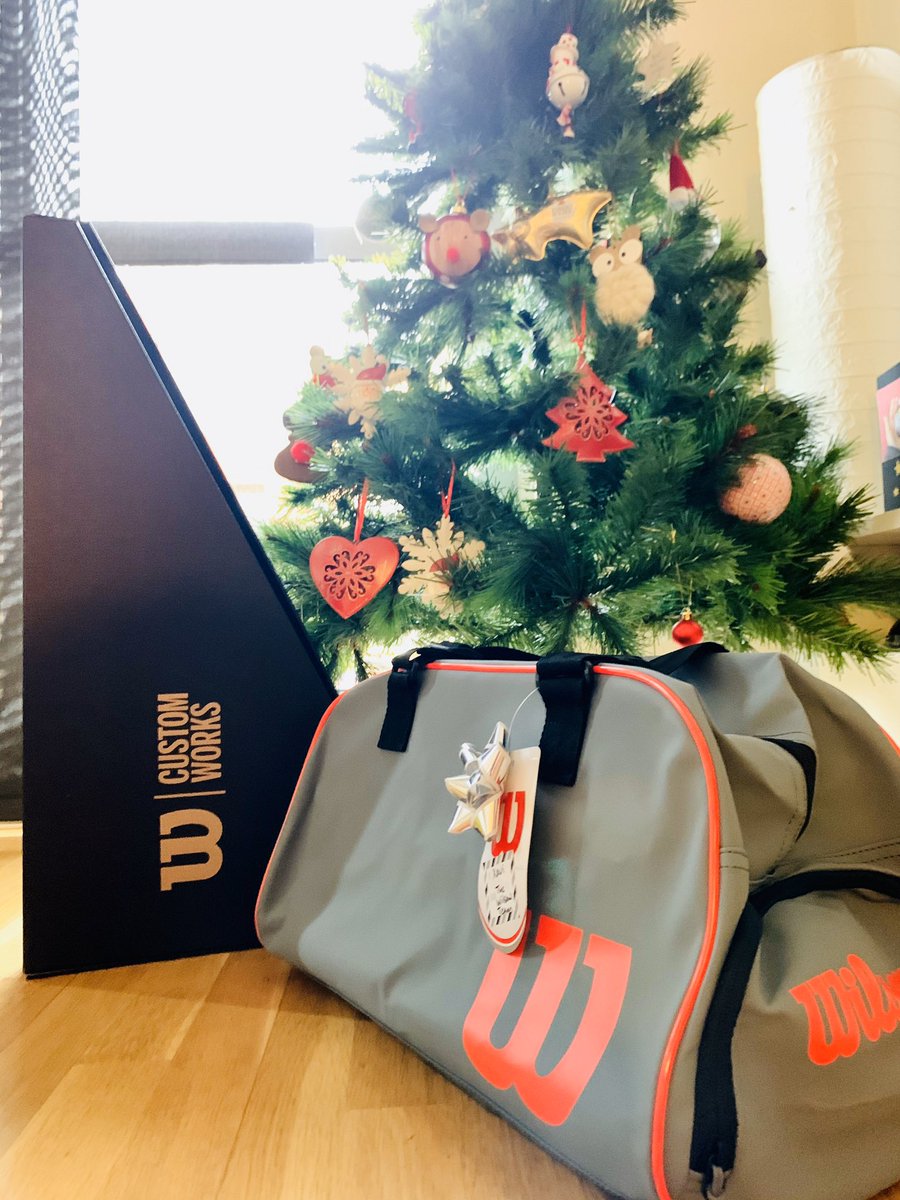 XaviGasso's tweet photo. Y bien, ¿has sido buena... O bueno? Parece que yo sí (lo suficiente, si más no...) 😉
¡Felices fiestas, familia tenística!
#WilsonCustom
#tennis
Thank you, @wilsontennis & @WilsonTenisEsp, merry #XMas19! 😘 😘 https://t.co/JfriKxflTb