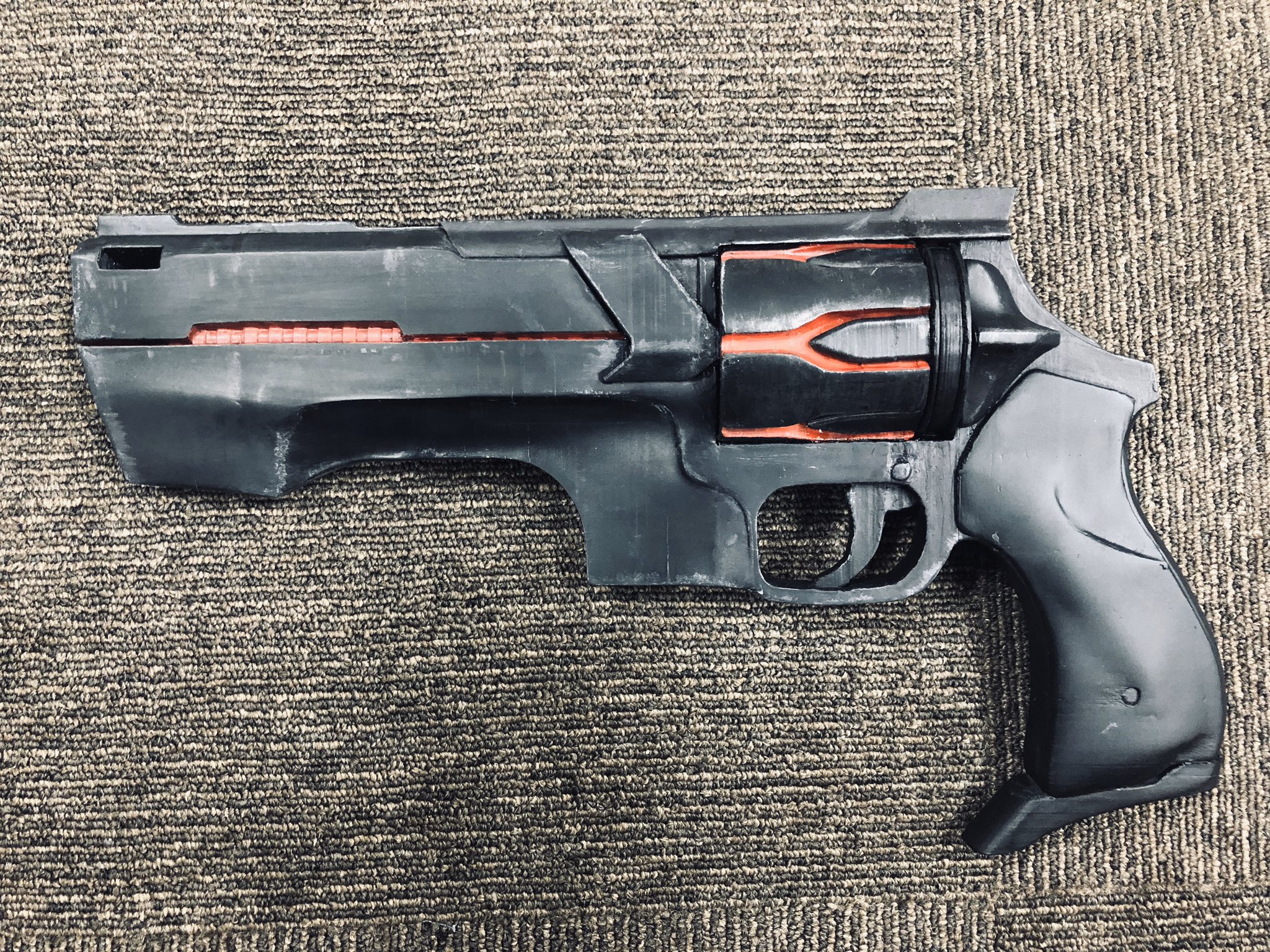 コレサワシゲユキ でこうさぎ ありふれた職業で世界最強の主人公ハジメの愛銃ドンナー 使い始めて1ヶ月弱でなんとか形にできた思い入れの深いモデルです 4分割で出力した40cmのハンドガンで原作の白米良先生にもお褒めいただきました 二期の現場では作画