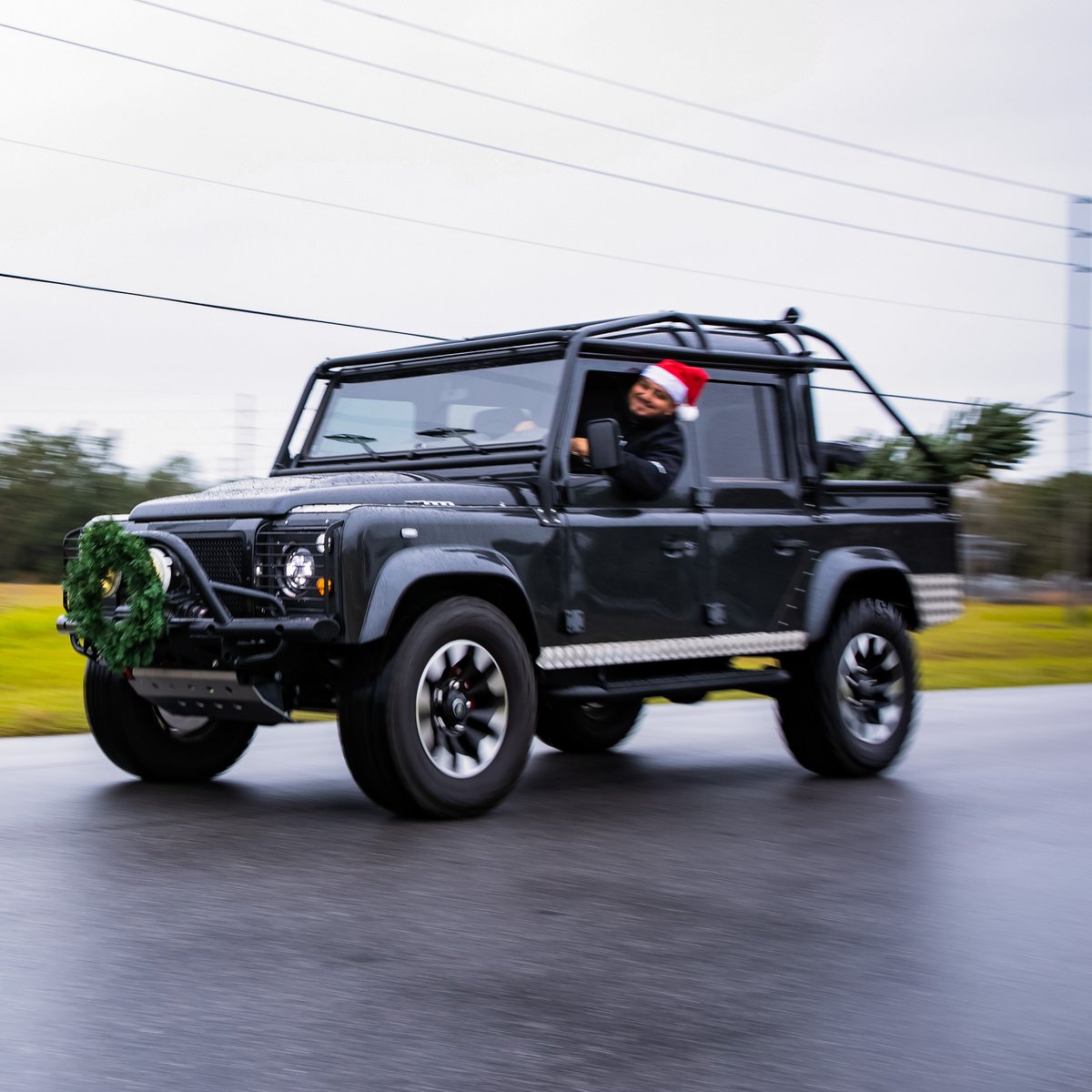 ECDautodesign's tweet photo. There weren’t any reindeer pulling the sleigh this year. Santa went 4x4 instead. HAPPY HOLIDAYS to all!
.
#ecdautodesign #landroverdefender #landroverdefender110 #defender110 #d110 #classiccars #offroad4x4 #luxurylifestyle #luxurycars #dailydriven https://t.co/y9p2rttYW1