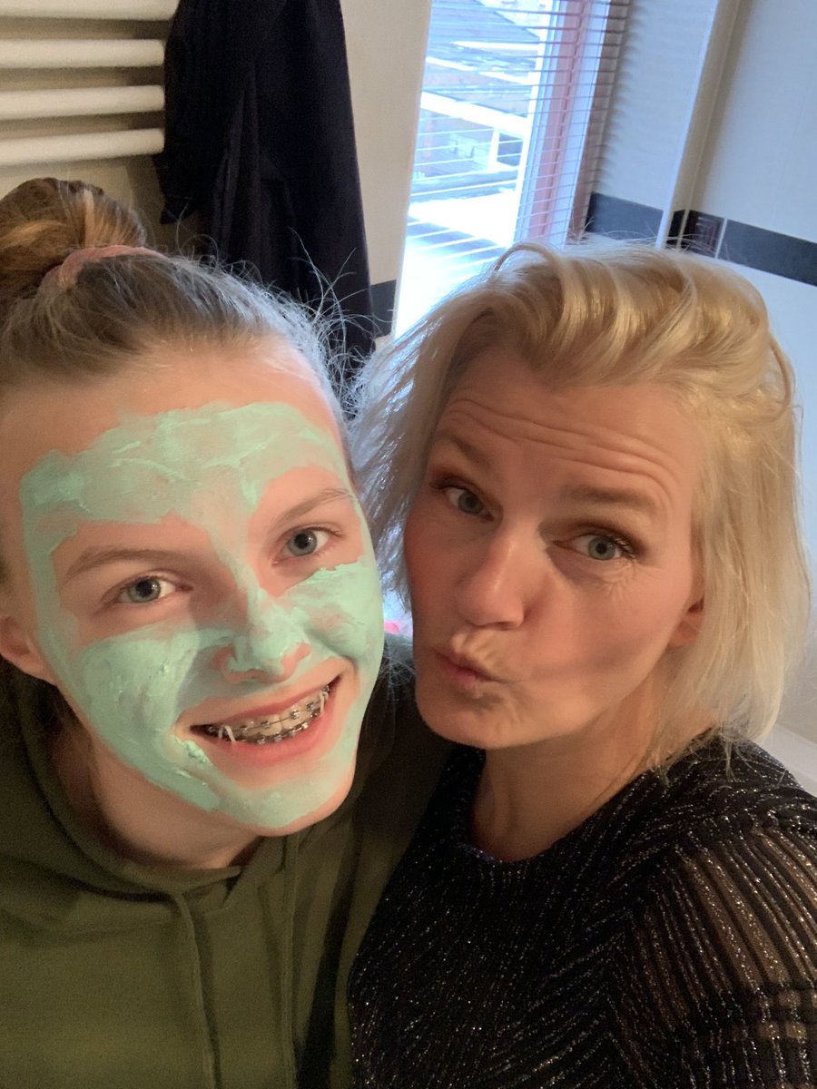 bianc3005's tweet photo. Wanneer je je afvraagt of Shrek de vader is van deze puber 🤔? #pubers #bathroomselfie #fijnekerst https://t.co/CG5gySApMO