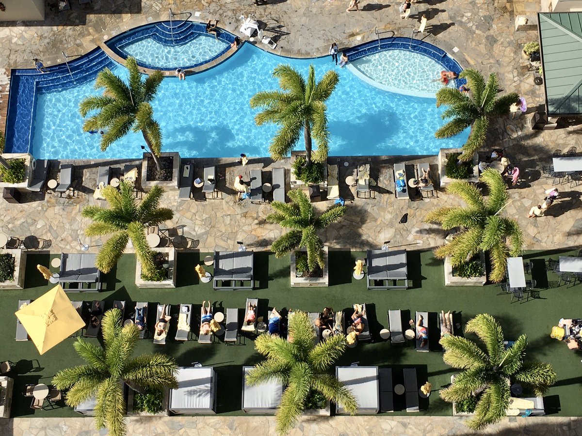 少し早めの冬休み。
家族でハワイに行ってきました。
ホテルにジムがあるので
向こうでも筋トレするつもりでしたが、
5歳の娘に付き合っていたら
疲れてしまって出来ずじまい。
機中では食べ物がたくさん出て来て、ほかにする事もないので
ほぼ全部食べてしまいました。
減量はまだまだです。