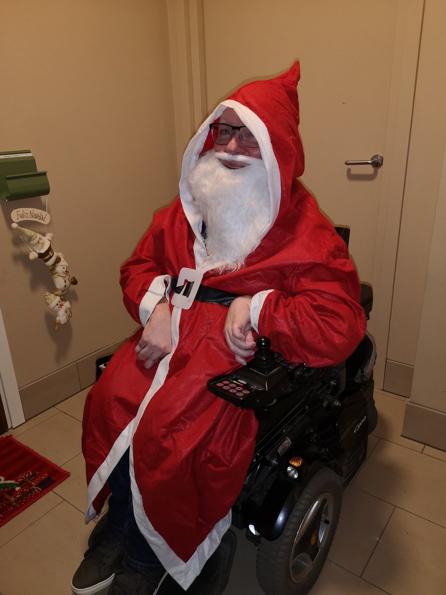 dhrken's tweet photo. Grundl behov för att få pers assist: personlig hygien, äta och dricka, klä på och av sig, kommunicera, annat som kräver ingående kunskap och att vara tomte. Nej stopp och belägg! Tanken är väl ändå inte att vi ska kunna göra det andra gör eller hur @socialdep @fk_media #funkpol https://t.co/vpX9ErecnN