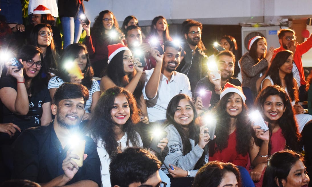 SIBMBengaluru's tweet photo. Students of SIBM Bengaluru celebrated the Christmas Eve with full enthusiasm.
The evening started with jukebox where people dedicated songs to their close ones. This was followed by some fun activities and melodious Christmas carols sung by students. #ChristmasEve #SIBMB https://t.co/EQ1aquS0o6