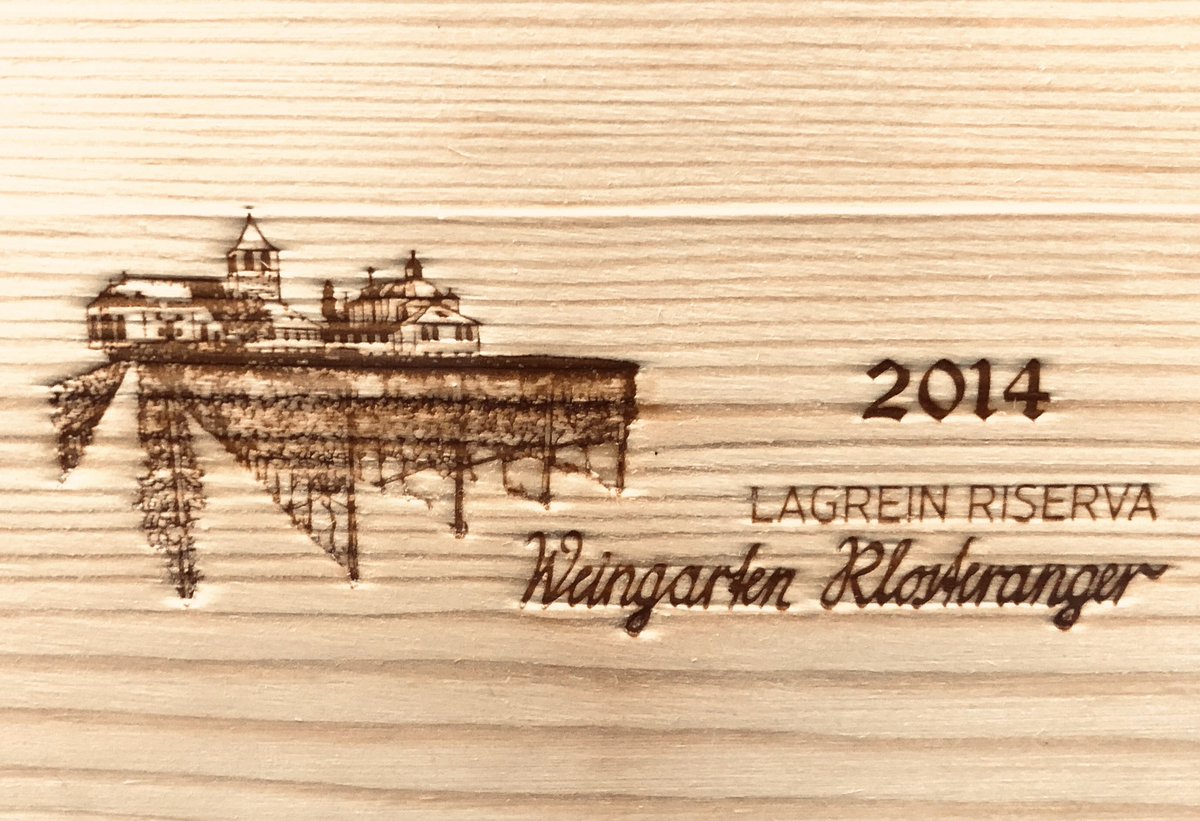 bjoern_aigudewi's tweet photo. Zum Hauptgang folgt ein absolutes Lagrein-Highlight: Der #Klosteranger der Abtei #MuriGries der innerhalb der historischen Klostermauern gedeiht und das Herzstück der Abtei darstellt. Vielleicht DER LAGREIN überhaupt.
Flasche Nummer 639 https://t.co/epkPD9sL12