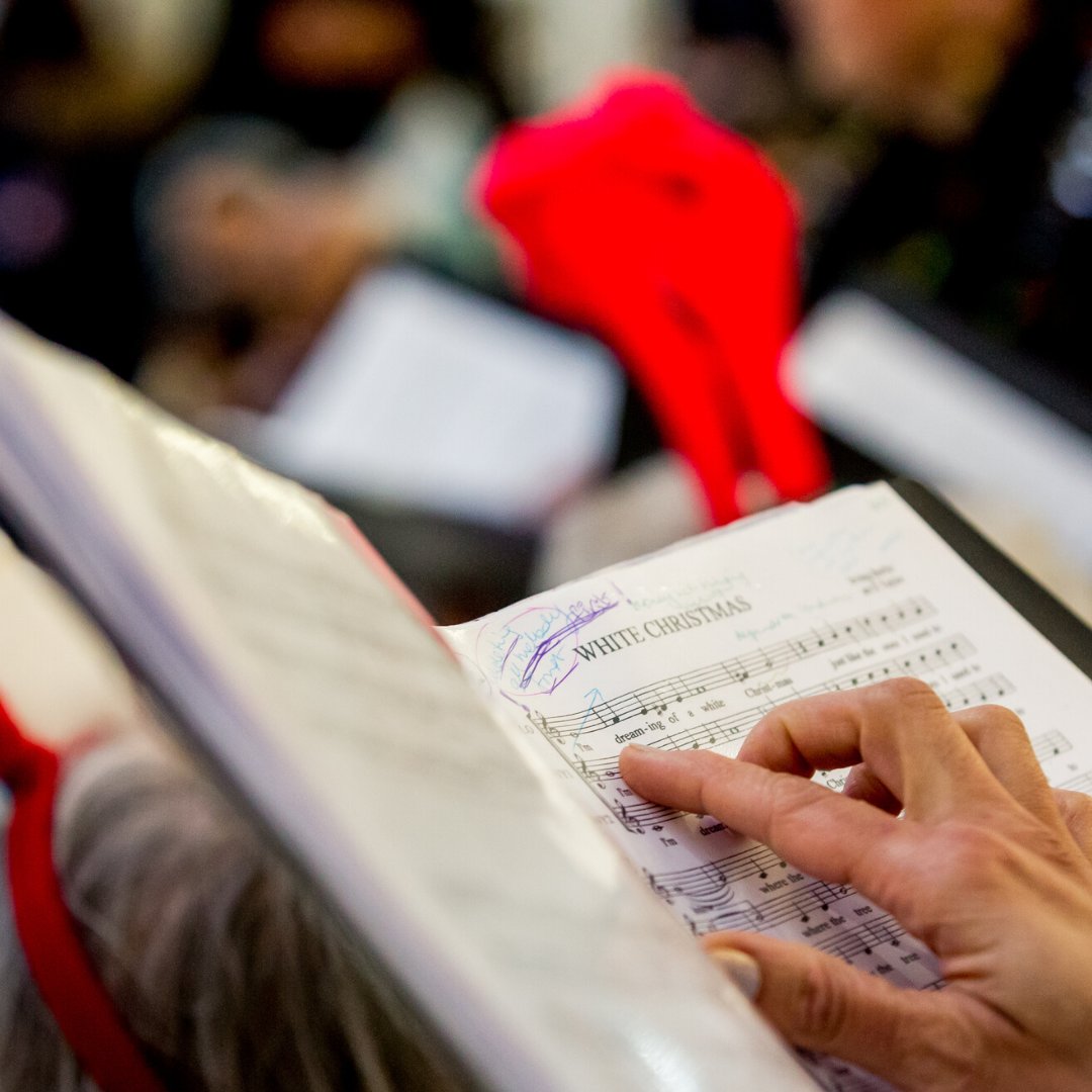 CPPHounslow's tweet photo. 🎄🎄🎄 Christmas is: giving and receiving, celebrating, sharing and... carols singing 🎶 Wishing you all a wonderful festive time 🤩
photo credit: Cristina Schek
#HounslowCommunityChoir #HounslowCommunityBand #BhangraFusion #BrentfordUkuleleCollective #CreativeHounslow https://t.co/xteayE4Y3R