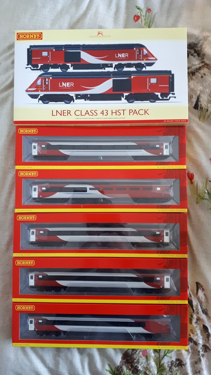 Merry Christmas everyone
Very happy here 🙂🙂
@LNER HST and the first 5 coaches released by @hornby just a bit late for #letsgoroundagain but it's gonna look great on the layout.

#TMRGUK #OOgauge #ModelRailway #ModelRailroad #Hornby #176Scale #ModelTrains