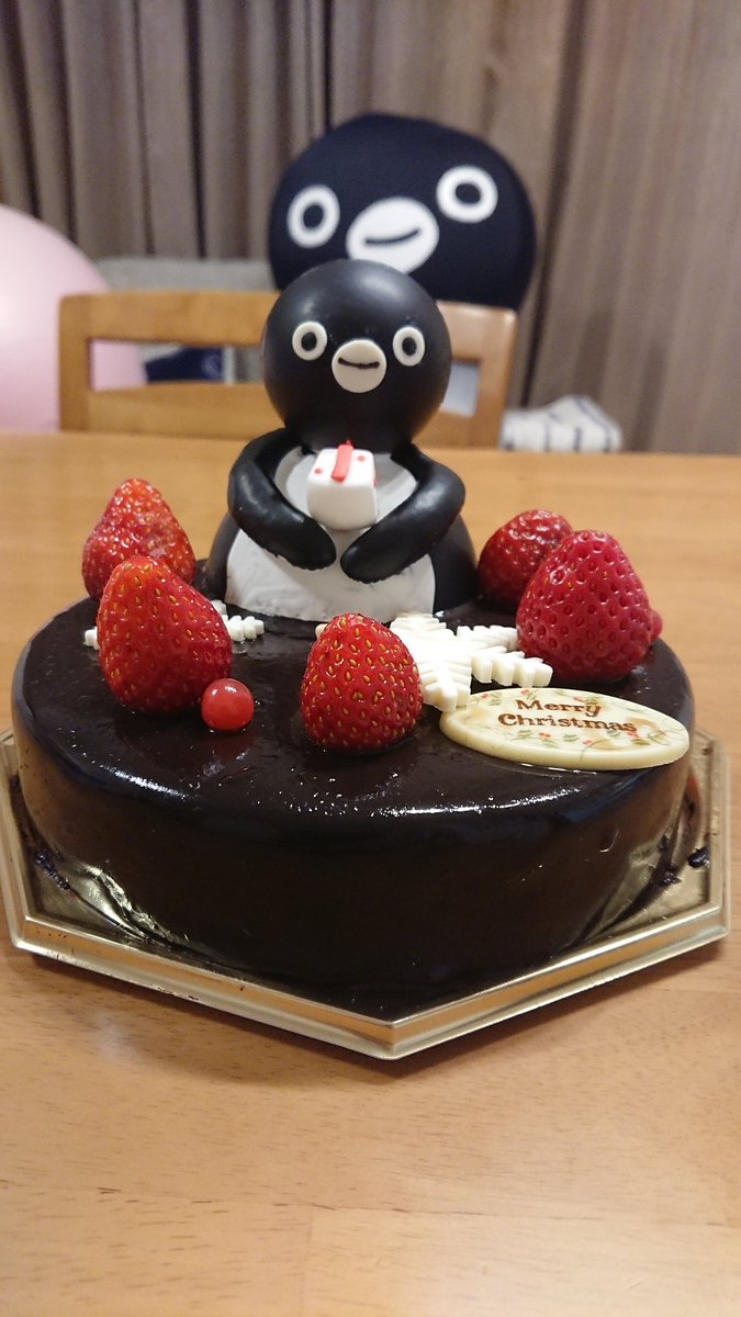 たく V Twitter Suicaのペンギン クリスマスケーキ 昨日の残り半分を食べました ペンギンを真っ二つに斬り分けるのは心が痛みましたが 美味しかった