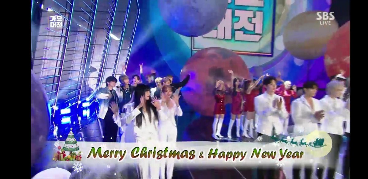 Wahlover's tweet photo. 🎄Merry Christmas & Happy New Year Armyonce!!!🎄 After BTS finish their performance they went back and came in front to stand near TWICE!!❤️❤️
@BTS_twt @JYPETWICE
#BTS #TWICE #Bangtwice #Armyonce #Oncearmy #Dahmin #SBSGayoDaejeon #SBSGayoDaejeon2019 https://t.co/quAqWIOIWw