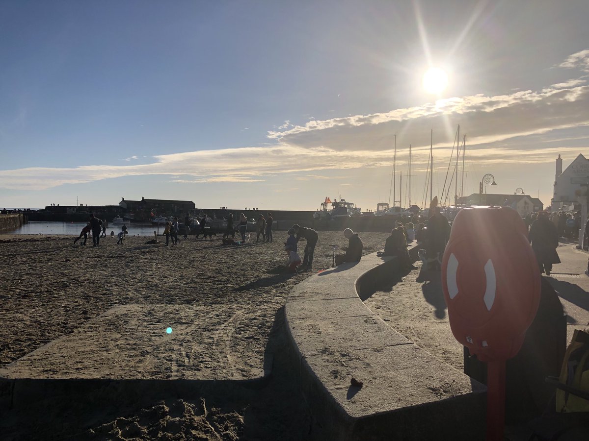 mcwilliams_will's tweet photo. Down at Lyme Regis for a Xmas day stroll. Feels like one of those movies pretending to be xmas while filming in the summer https://t.co/gqpwjqNfbg