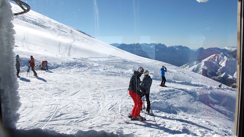 amna_newseng's tweet photo. Mt. #Voras #Kaimaktsalan #ski centre re-opens and welcomes its visitors with fresh snow https://t.co/PzQV4M1V0D https://t.co/Cm4MP4SpIr