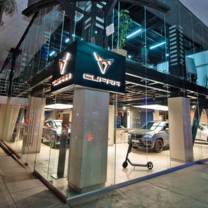 Mitten in einem exklusiven Viertel von Mexiko-Stadt eröffnet #Cupra seinen weltweit ersten eigenständigen Flagship-Store. Damit geht der <a href="/SEATofficial/">SEAT</a>-Ableger einen weiteren großen Schritt in Richtung Eigenständigkeit. #Autohaus #Autohandel readyforsocial.com/b580db8421e