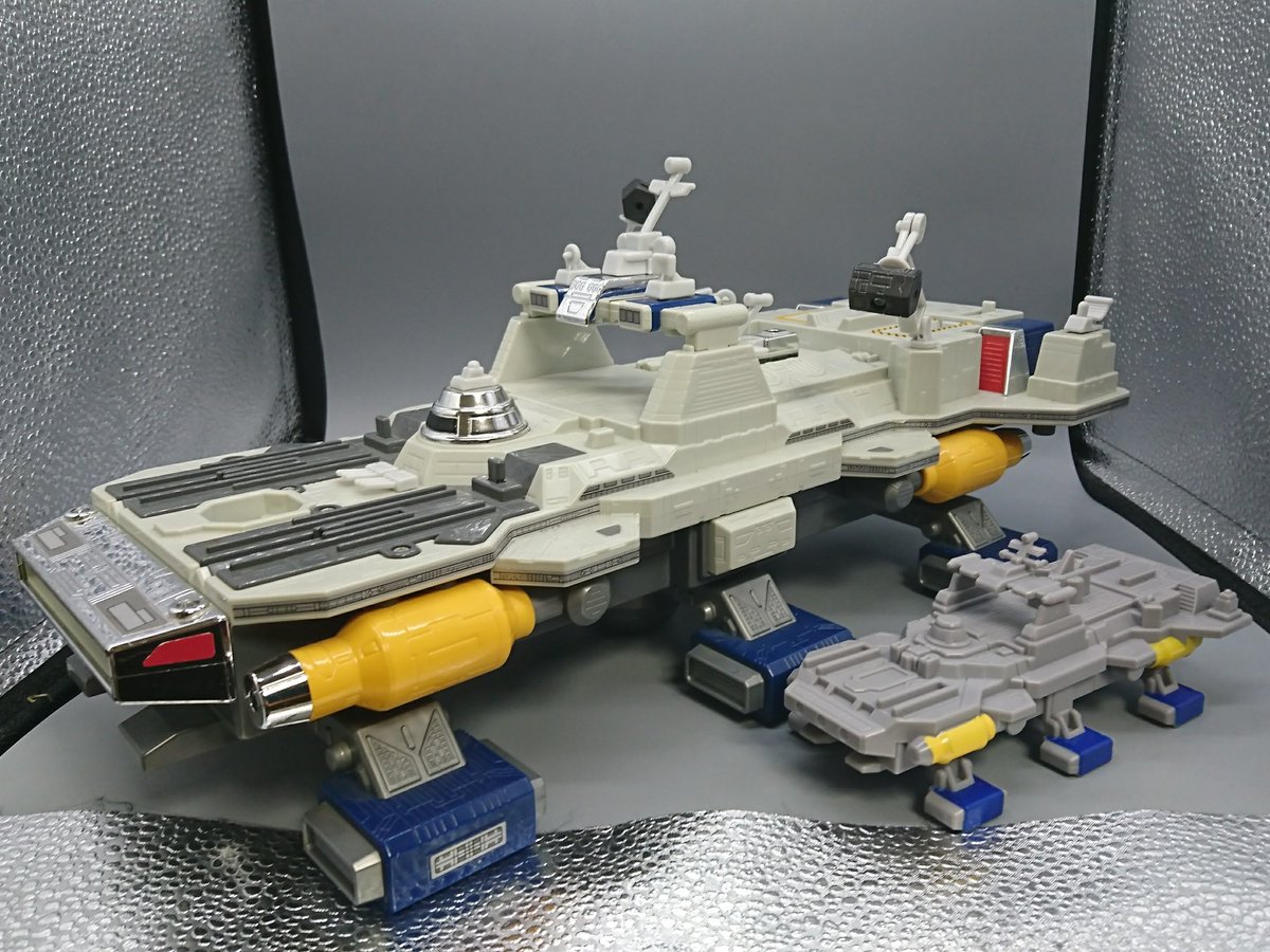 しもん Na Twitteru 思い出のクリスマスプレゼント ウルトラマンガイアが欲しいみたいな抽象的なお願いをしたら 朝起きたらエリアルベースが置いてありました すごく嬉しかったです 子供の頃からメカの方が好きなのねん ガイアのおもちゃはこれとシグ