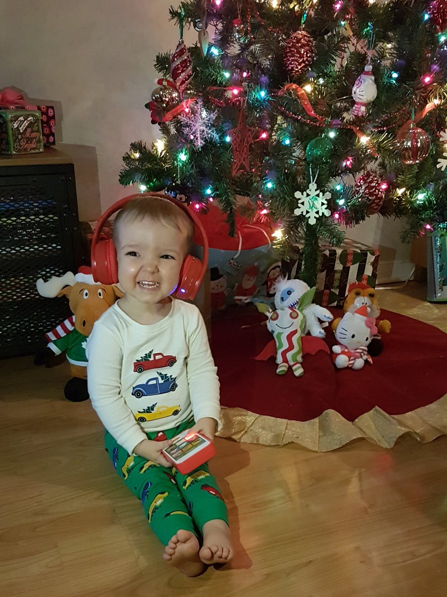 phjoshua's tweet image. Merry Christmas! I hope you are all as happy as Ollie is listening to @arkellsmusic on his brand new headphones. 🎧🎶

#MerryChristmas #thisdaddylife
