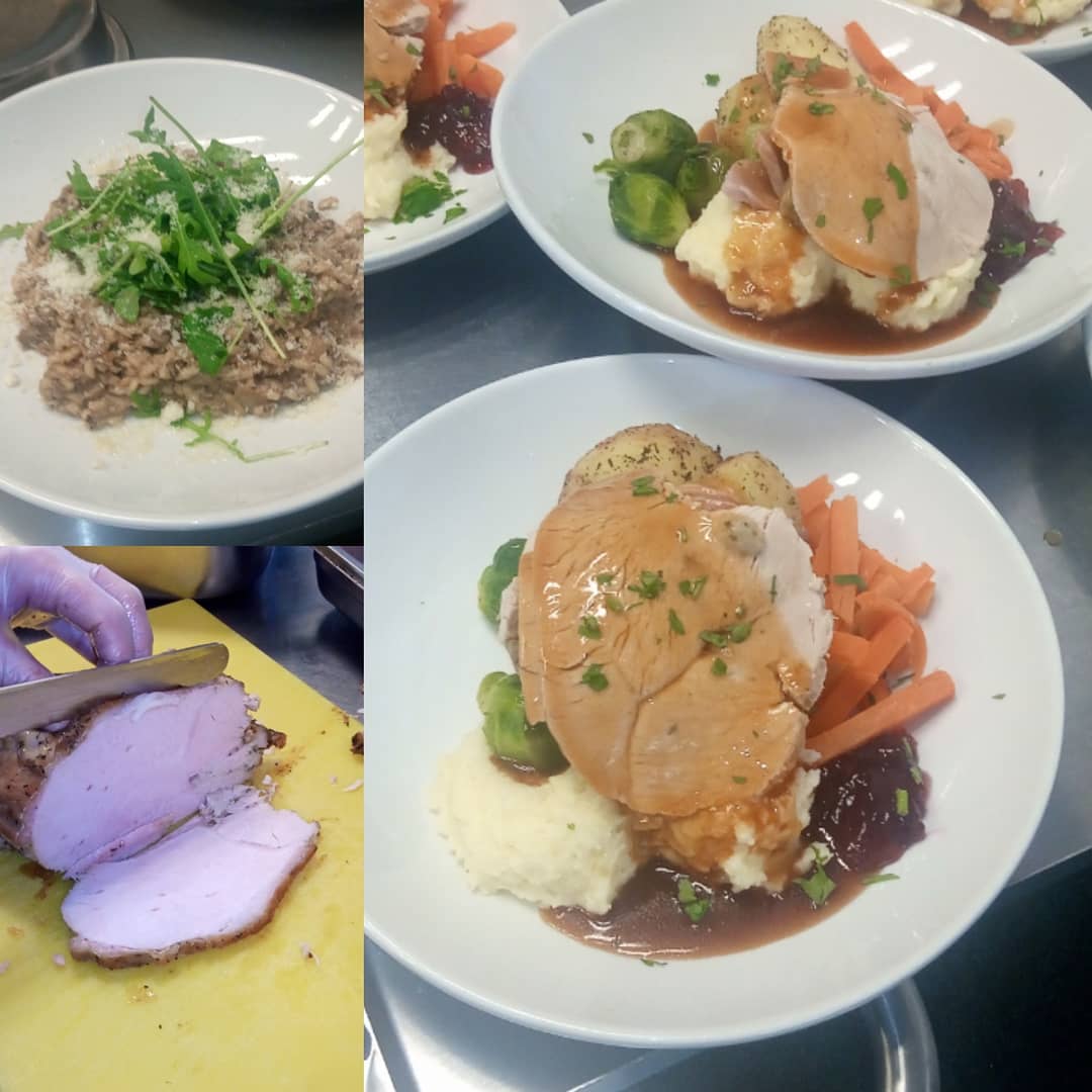 iisymon's tweet photo. #merrychristmas #workplace #takeout #lunch #diner #turkeyham #cajunchickensalad #mushroomrisotto #triffle #lovephotography #lovefoods #lovecooking #picoftheday #teamworkmakesthedreamwork #freshcooking #cheflife #christmas2019 #wednesday #cookingforpatientandstaff #coolday https://t.co/thUFSvKpmB