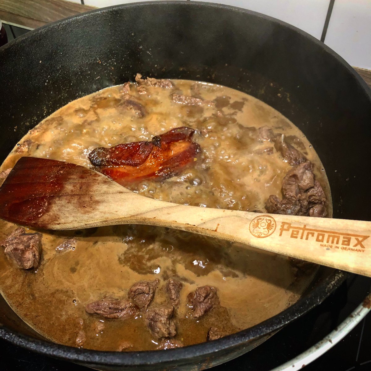 wiesel_power's tweet photo. [Werbung] 
Der ft6 von #petromax macht ohne Füße auf dem heimischen Herd auch eine gute Figur 🤗 Genau das Richtige zum Abendbrot 👌🏼 
#petromaxgermany #black #pott #feuertopf #dutchoven #beef #bacon #christmas #dinner #family #quality #time #wieselpower #foodlover https://t.co/FbVNvtfzud