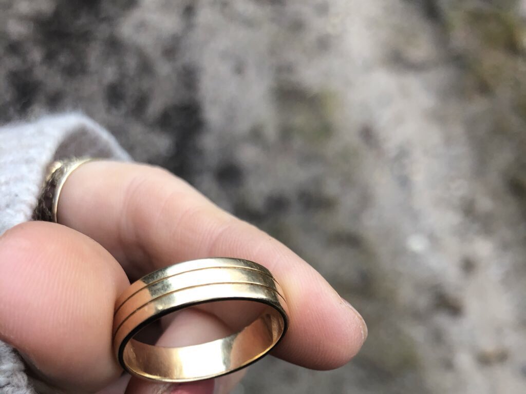 TROUWRING GEVONDEN! 

Wij hebben net op de Veluwezoom een gouden trouwring gevonden bij de brandtoren. Noem de datum en de naam die erin staat en hij is voor jou! Twitter work your magic, its christmas time. 🎄🎅🏼 RT!