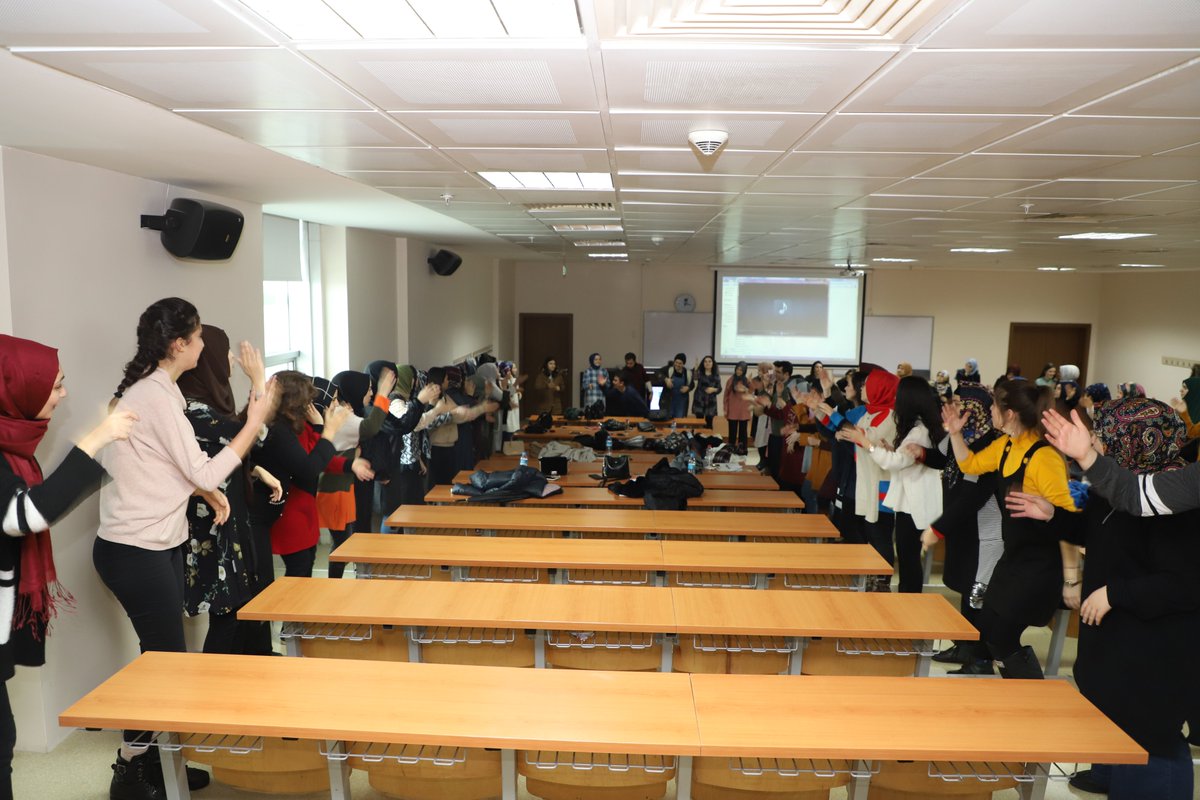 Çocuk oyun oynayarak kendinin, yeteneklerinin farkına varır, başkalarıyla bir araya gelir ve duygusal ilişkiler kurar. 

Çocuk ve Oyun Söyleşimizde, Meddah Osman Bozdemir Çocuk Gelişimi Bölümü öğrencilerimize birbirinden güzel öyküleriyle #çocuk ve #oyun kavramlarını anlattı.