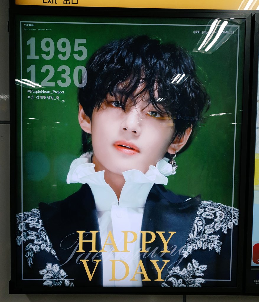 chimchuchu1013's tweet photo. Happy VirthDay TAETAE 🧸💜
#경_김태형생일_축
#PurpleHeart_Project
#TAEHYUNG #방탄소년단뷔 #BTSV

처음 발견 한 태형이 생일 광고네요!
저 화려한 러플을 소화하는 너란 남자
휴먼일 리 없어...🤦🏻‍♀️

올해도 코마웠어 곰돌군 😍

@V_TIME_S2 감사해요 ✨ https://t.co/XCQSHTGr1X