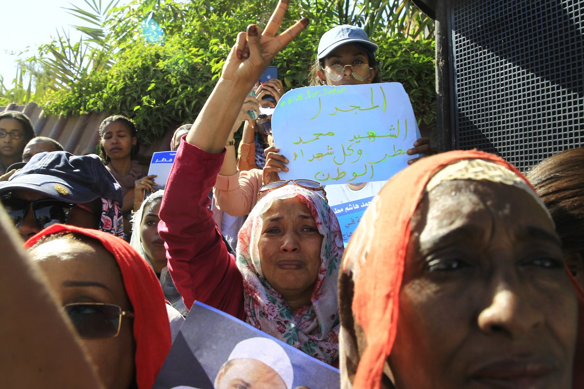SudanPMHamdok's tweet photo. اليوم نخلد ذكرى الشهيد محمد هاشم مطر بافتتاح هذا الشارع وسنفعل ذلك لكل الشهداء  بإعادة تسمية الشوارع والمدارس والمستشفيات بأسمائهم تخليداً لذكراهم فهم دائماً وأبداً أحياء بيننا يذكروننا بحراسة هذه الثورة العظيمة. https://t.co/0Ps2KoS7g6