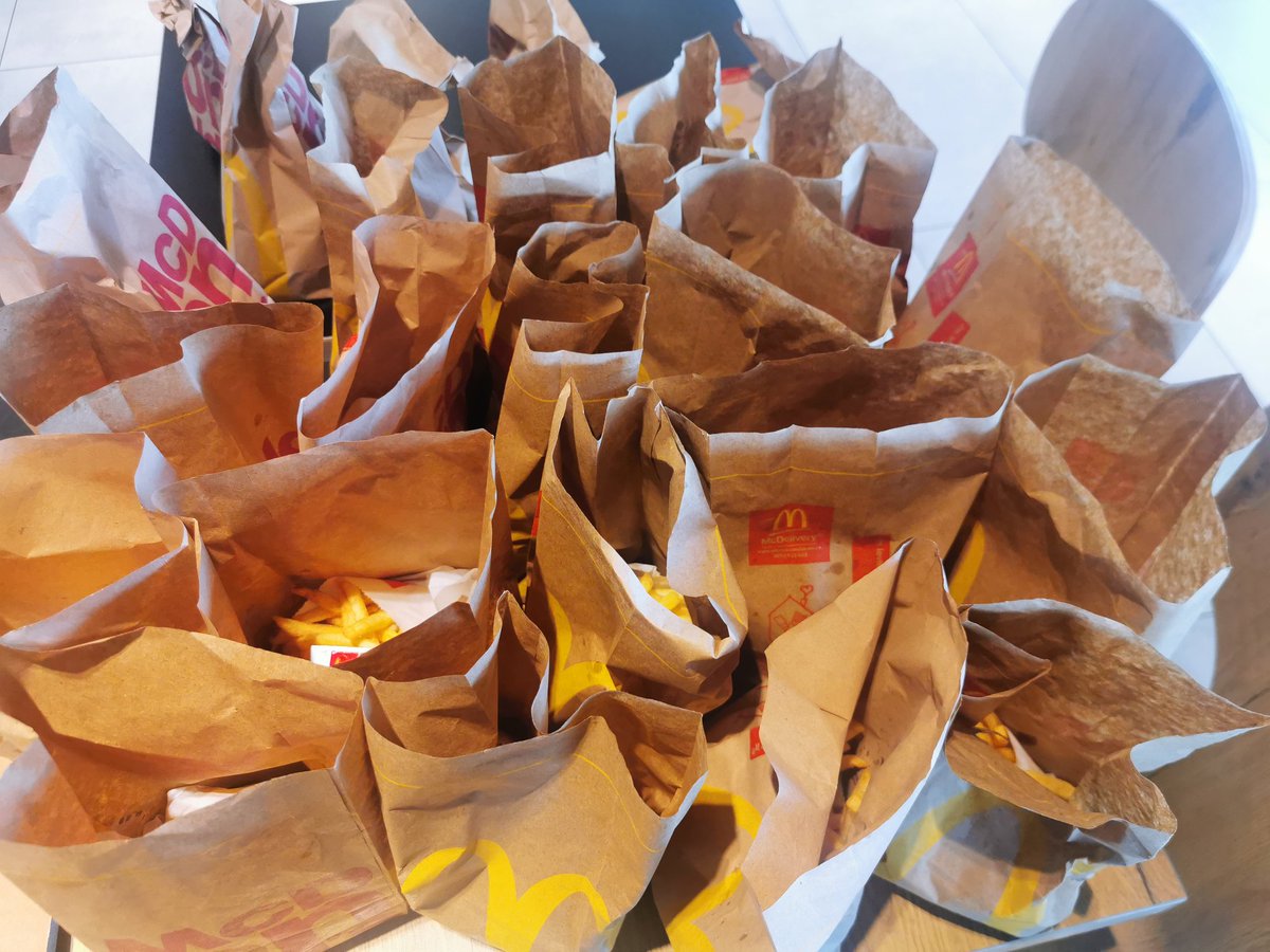 KagisoChops_'s tweet photo. #ChristmasLunch fed 25 random strangers. https://t.co/JmMaUw85gw